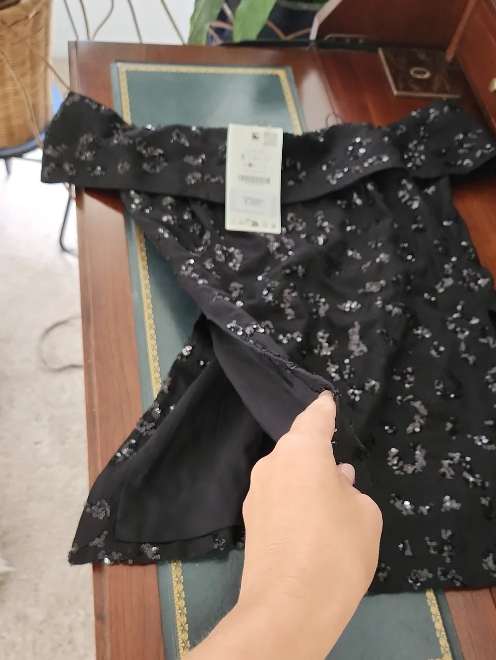 Zara Off-Shoulder Black Sequin Top  Made of Viscose And linen.